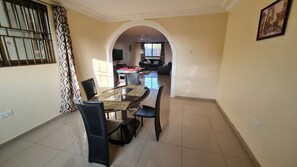 Télévision LCD de 42 pouces avec chaînes par satellite