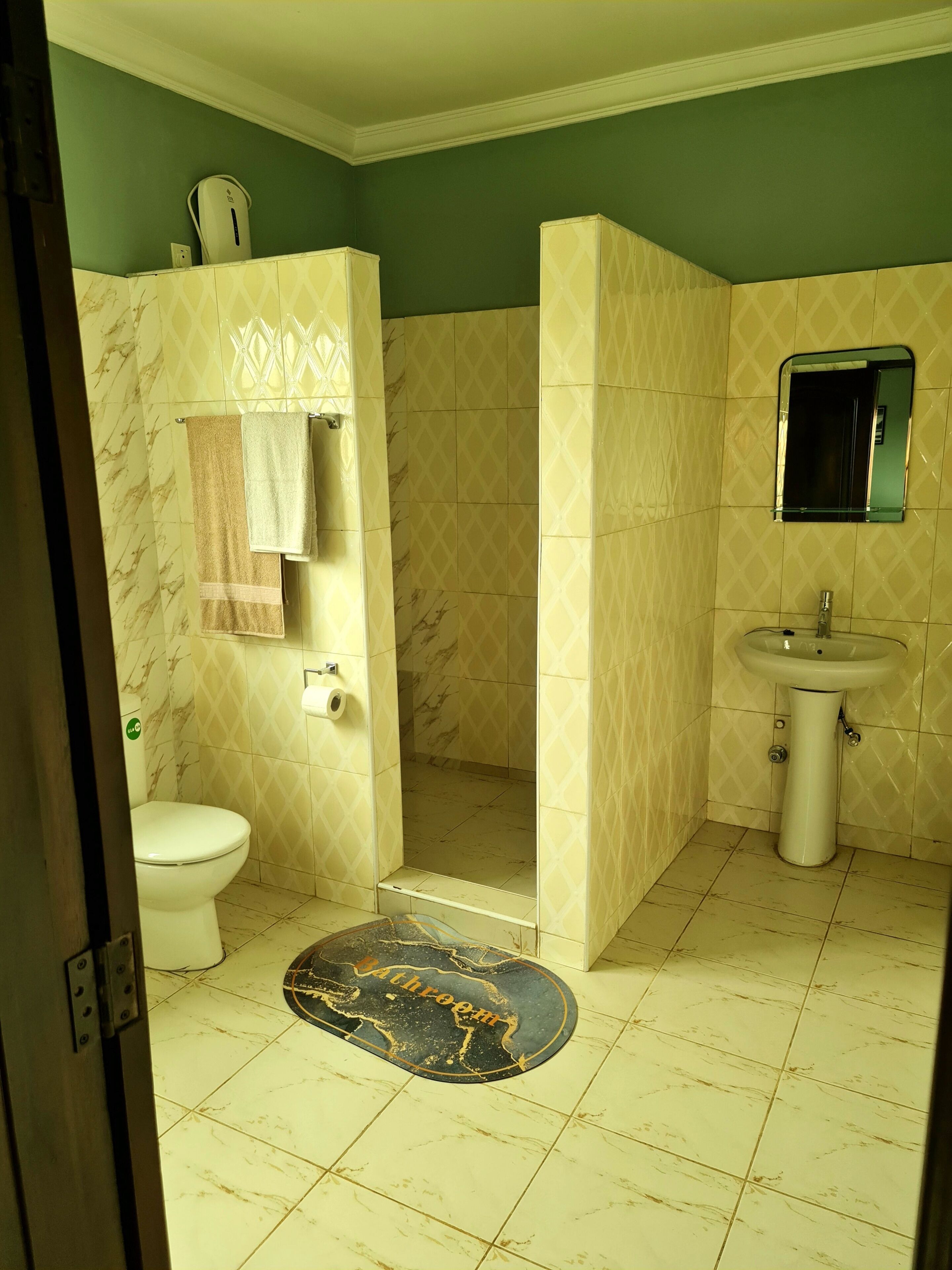 Un baño con inodoro, lavabo y zona de ducha.