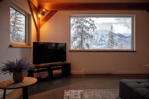 TV - Big Little Cabin - Couples & Families Getaway with Panoramic Views (Golden)