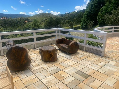 High-end home, lots of comfort, security and tranquility in the middle of nature