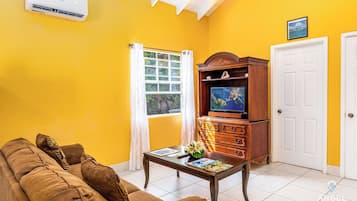 Departamento, 2 habitaciones | Área de sala de estar | Televisión