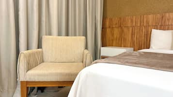 1 sovrum, vÀrdeförvaringsskÄp pÄ rummet och arbetsyta för laptop