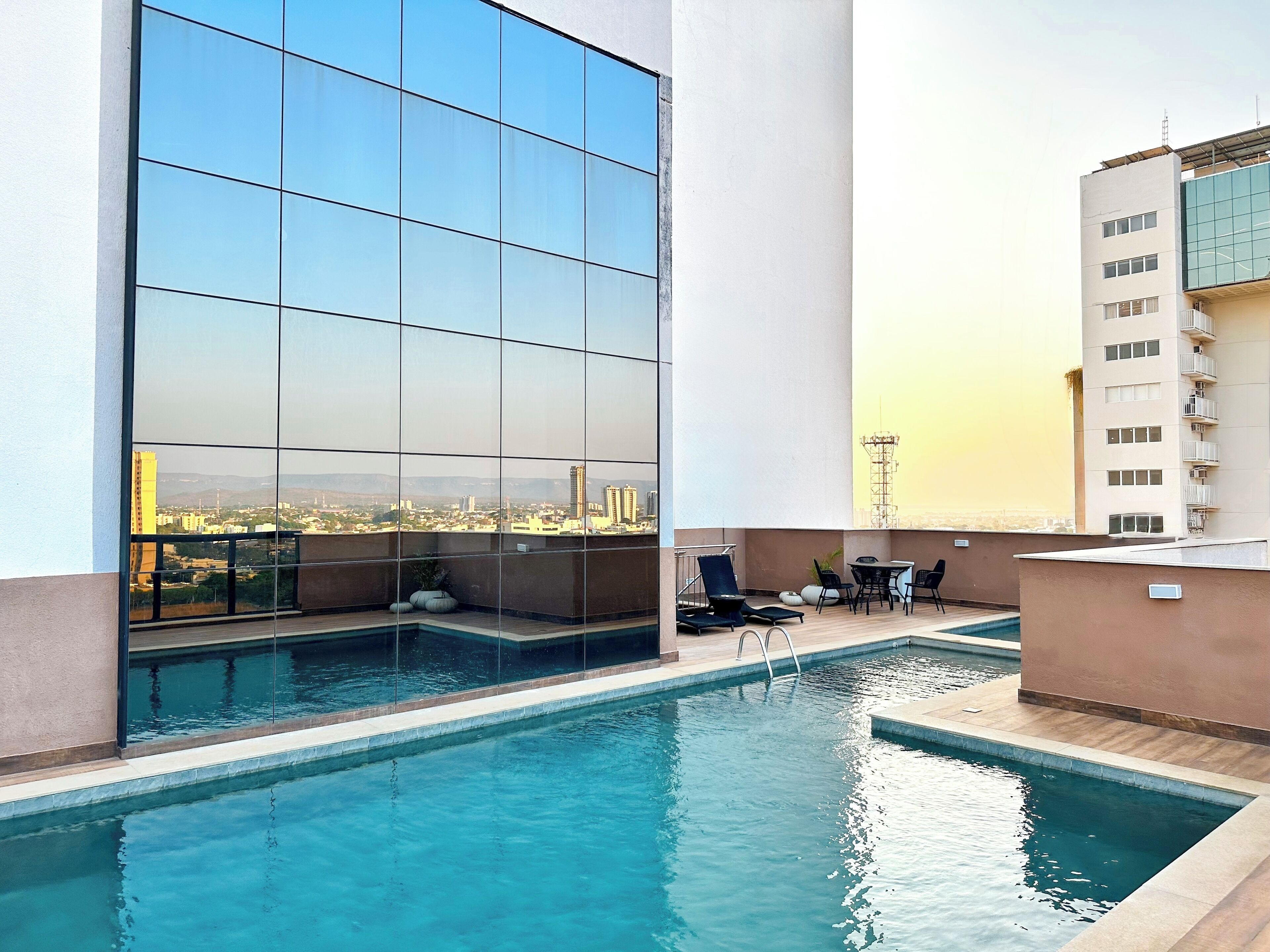 Una piscina al aire libre