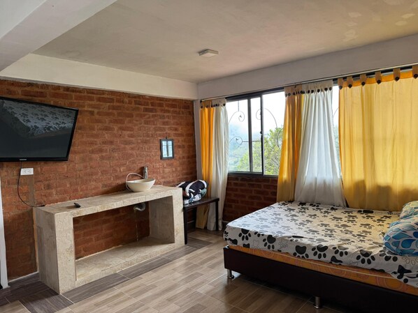 5 bedrooms, WiFi, bed sheets