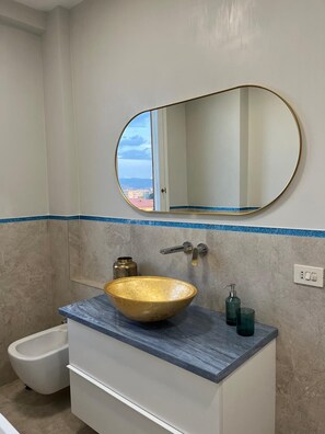 Bidet, towels, soap, toilet paper - Apartment with two spacious rooms, a bathroom and a kitchen with a balcony. (Firenze)