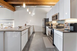 Microwave, oven, stovetop, dishwasher - The Aurelia - Luxury Industrial Loft near NYC (Jersey City)