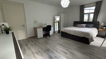 3 slaapkamers, een bureau, een strijkplank/strijkijzer, wifi