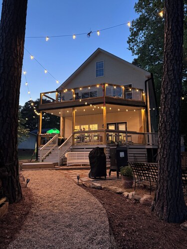 Henny Penny Hideaway: Deep water boat house and amazing outdoor spaces