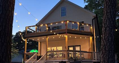 Henny Penny Hideaway: Deep water boat house and amazing outdoor spaces