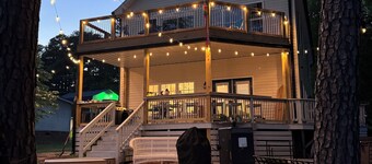 Henny Penny Hideaway: Deep water boat house and amazing outdoor spaces
