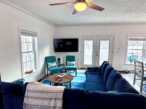 TV connectée, cheminée, jeux vidéo, livres