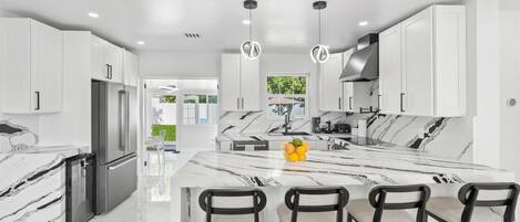 Frigorífico, microondas, horno y placa de cocina