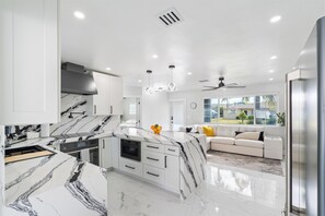 Geladeira, micro-ondas, fogão, cooktop