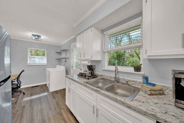 Réfrigérateur, four à micro-ondes, un four, surface de cuisson