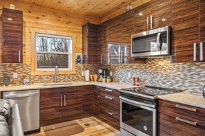 Fridge, microwave, oven, stovetop - Location! Gatlinburg Family Favorite!  (Gatlinburg)