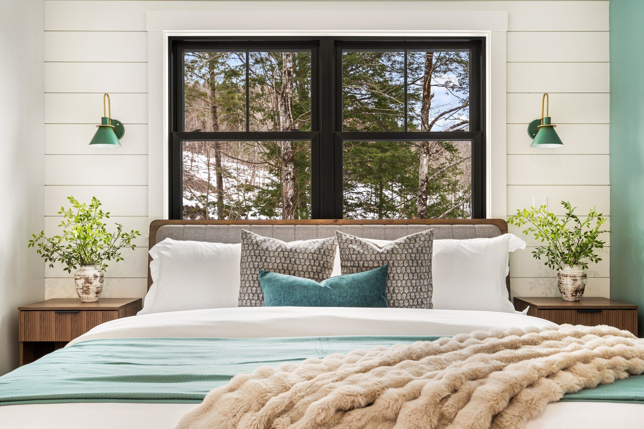 5 habitaciones, escritorio y tabla de planchar con plancha 