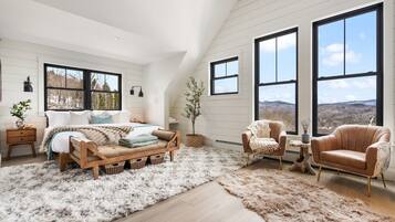 5 habitaciones, escritorio y tabla de planchar con plancha