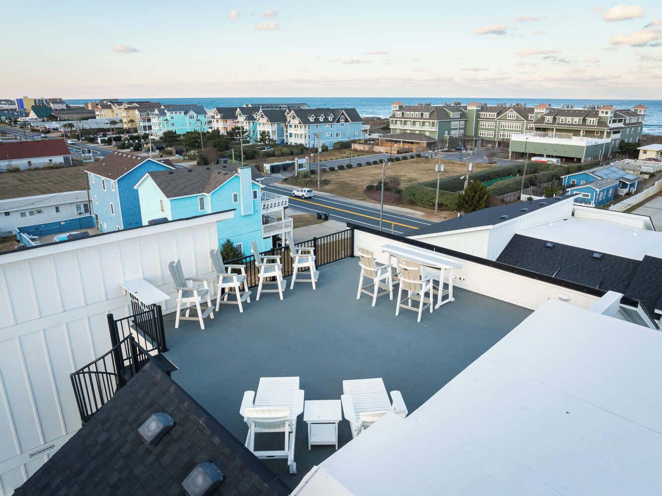 Terraza en la azotea con mobiliario exterior y vistas a la playa y el océano.
