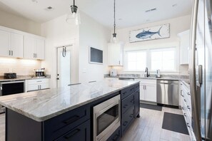 Kylskåp, mikrovågsugn, ugn och spishäll