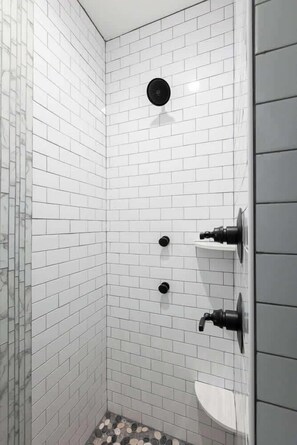 Dusche, Haartrockner, Handtücher, Shampoo