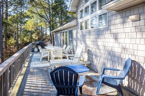Outdoor dining - 4min Walk to Beach with Resort Pool, Gym, Hot Tub (Corolla)