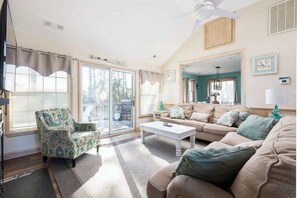 TV, table football - 4min Walk to Beach with Resort Pool, Gym, Hot Tub (Corolla)