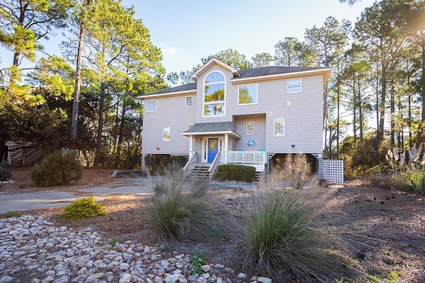 Front View of Laughing Gull Manor
