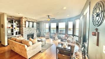 Smart TV, fireplace