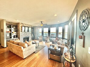 Smart TV, fireplace