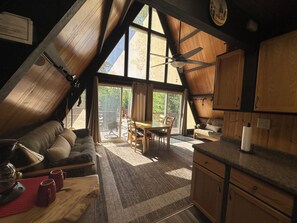 Smart TV - Cozy A-Frame cabin in Hayward on Chippewa Flowage, sleeps 6, RV electrical (Hayward)