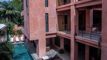 Vista frontal de la propiedad