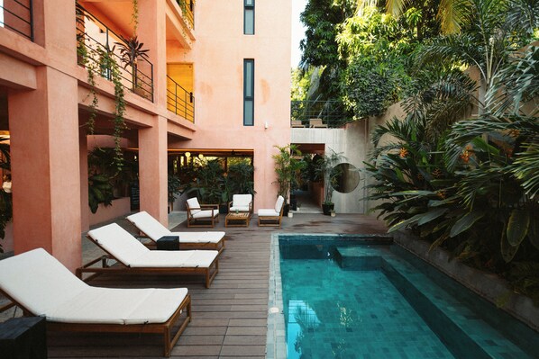 Una piscina al aire libre