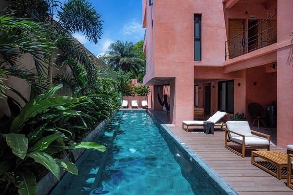 Una piscina al aire libre