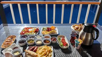 Daily full breakfast (EUR 250 per person)