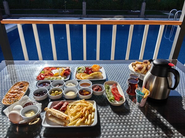 每日供应全套早餐（每人 EUR 250）