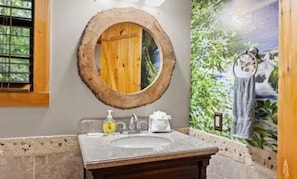 Dusche, Whirlpool, Haartrockner, Handtücher