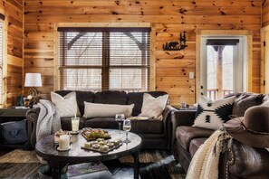 TV connectée, cheminée, baby-foot, livres