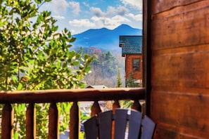 Une cabane en bois offrant une vue sur une chaîne de montagnes.