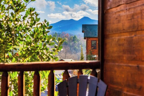 Spacious Cabin, Easy Roads, Hot Tub, Game Room