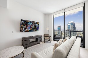 Living area - Lux Studio W City Views and Pool (Miami)