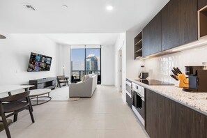 Appartement luxueux, 1 chambre, vue sur la ville | Cuisine privée | Réfrigérateur, four à micro-ondes, cafétière à espresso, grille-pain