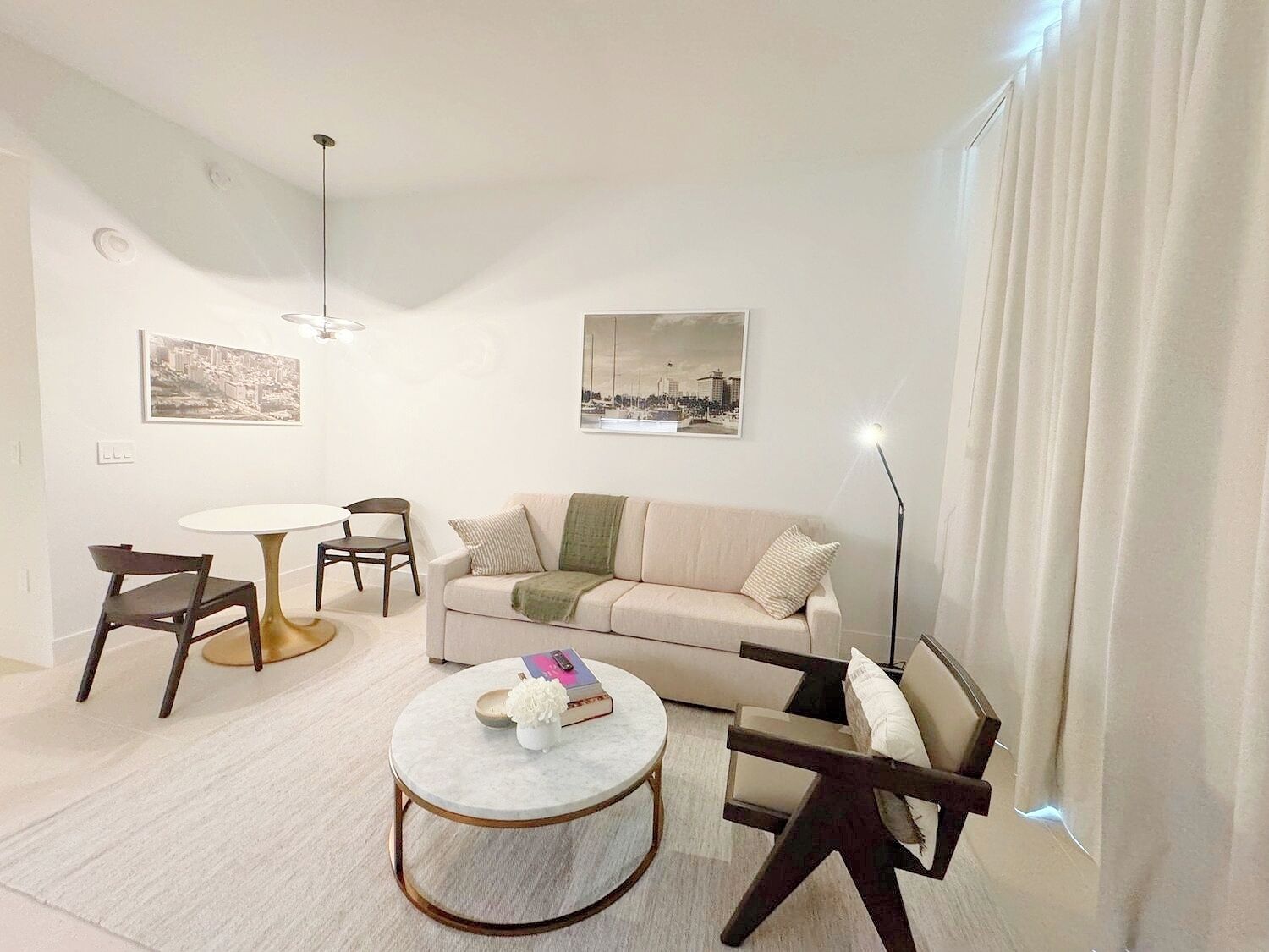 Appartement Luxe | Coin séjour | TV connectée de 50 pouces avec chaînes par câble