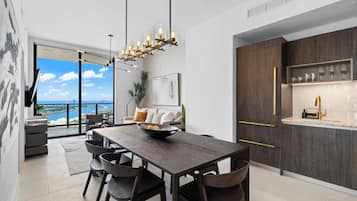 Luxury Apartment, 3 Bedrooms, Ocean View | In-room dining