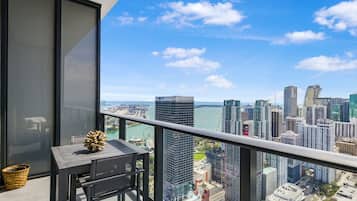Luxury Studio Suite, 1 King Bed with Sofa bed, City View | Balcony