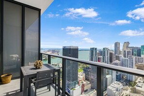 Suite Studio Luxe, 1 très grand lit et 1 canapé-lit, vue ville | Balcon