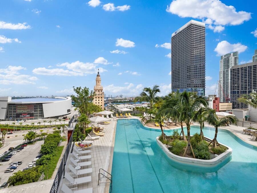 Piscina externa, barracas de cortesia, guarda-sóis