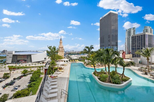 Outdoor pool, free cabanas, pool umbrellas - Lux Studio W City Views and Pool (Miami)