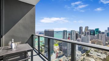 Suíte estúdio superluxo, 1 cama Queen e sofá-cama, vista para a cidade | Sacada