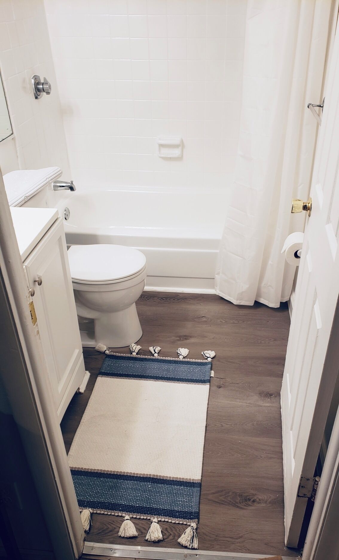 A bathroom with a toilet, sink, and bathtub.