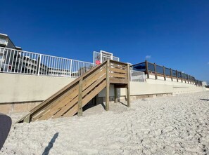 Plage, chaises longues, serviettes de plage